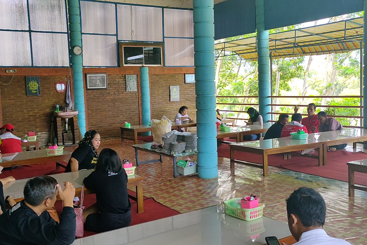 Suasana di Warung Makan Sari Laut Bu Gandos, Pacitan, Jawa Timur, Selasa (28/1/2020). Pengunjung yang datang akan makan secara lesehan atau tanpa tempat duduk jika berada di bagian bawah warung.