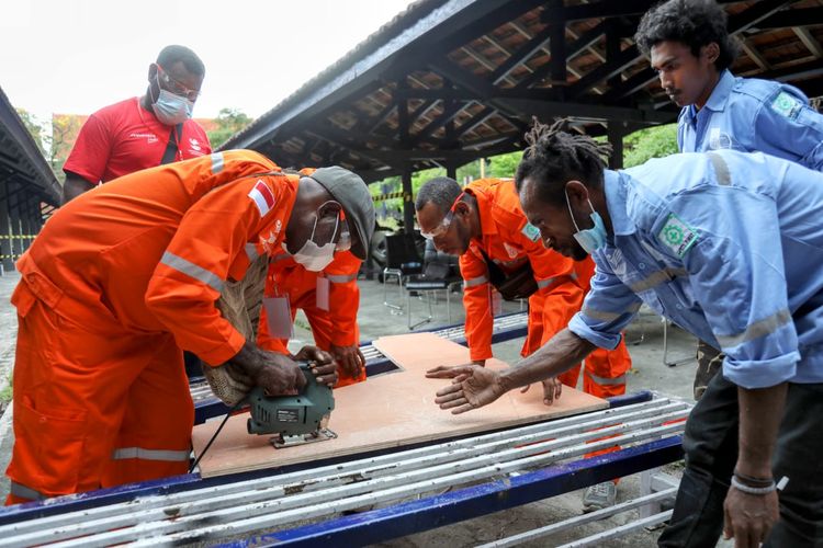 Kementerian Sosial (Kemensos) bersama Institut Teknologi Sepuluh Nopember Surabaya (ITS) menggelar kegiatan Workshop Pemanfaatan Fiberglass untuk pembuatan kapal long boat dalam program kewirausahaan sosial yang diikuti 12 pemuda asal Papua di Kampus ITS pada Rabu-Jumat, 1-10 Juni 2022.