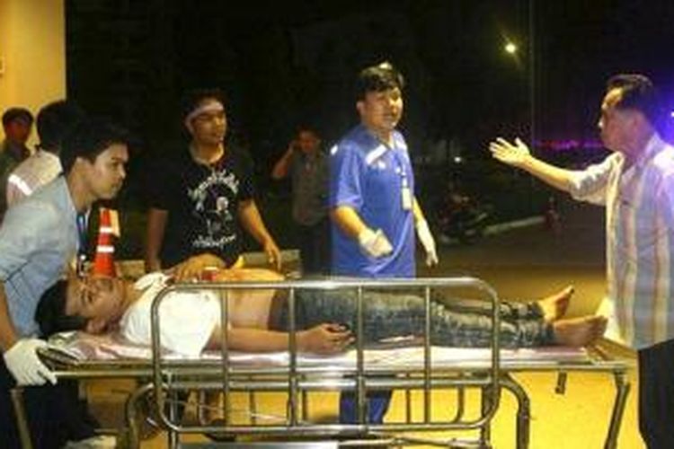 Seorang korban serangan granat di Bangkok, dibawa ke rumah sakit setempat pascainsiden yang menewaskan tiga orang tersebut.