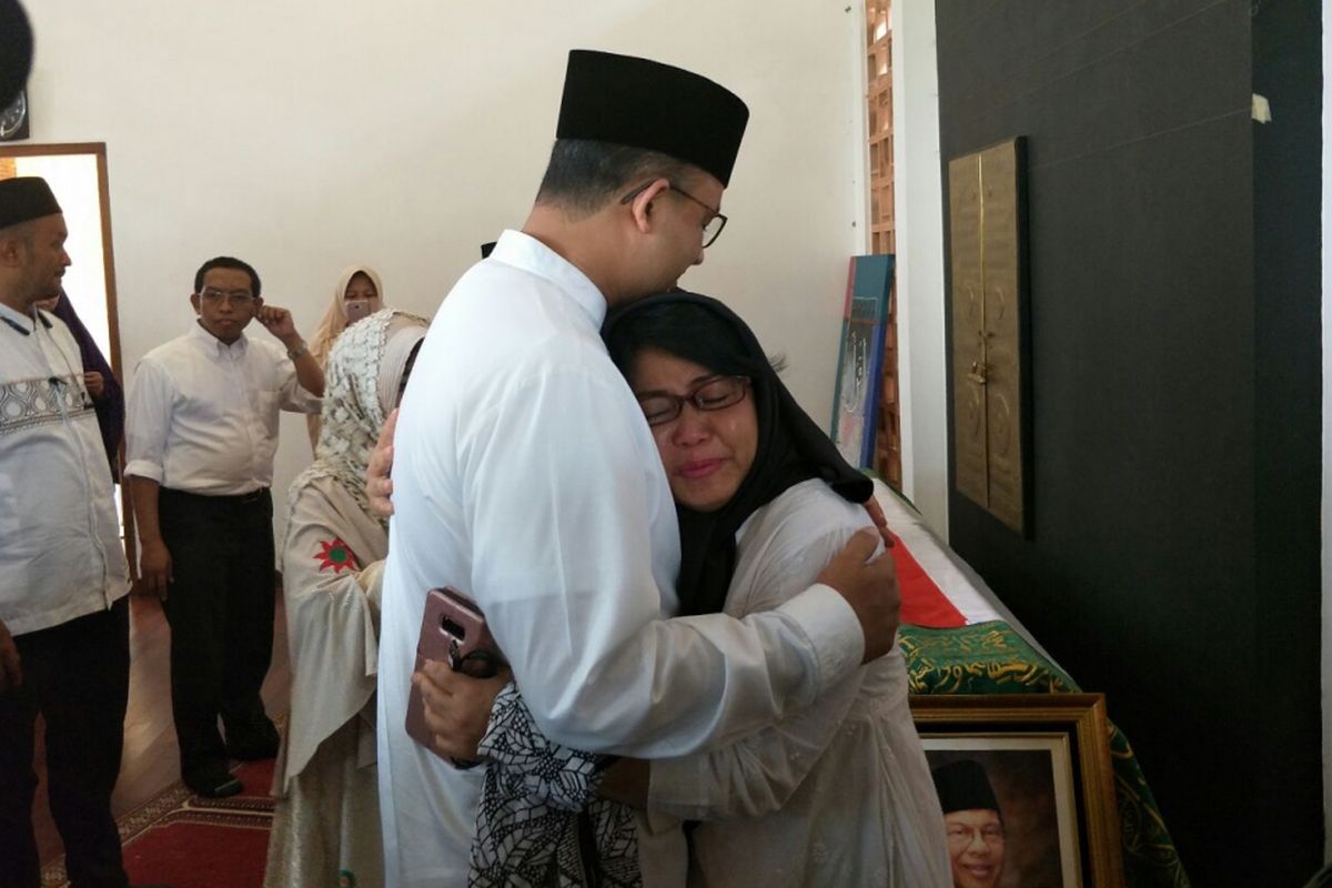 Gubernur DKI Jakarta Anies Baswedan memeluk Dian Islamiaty Fatwa, putri almarhum AM Fatwa, di rumah duka, Jalan Condet Pejaten, Kamis (14/12/2017). 
