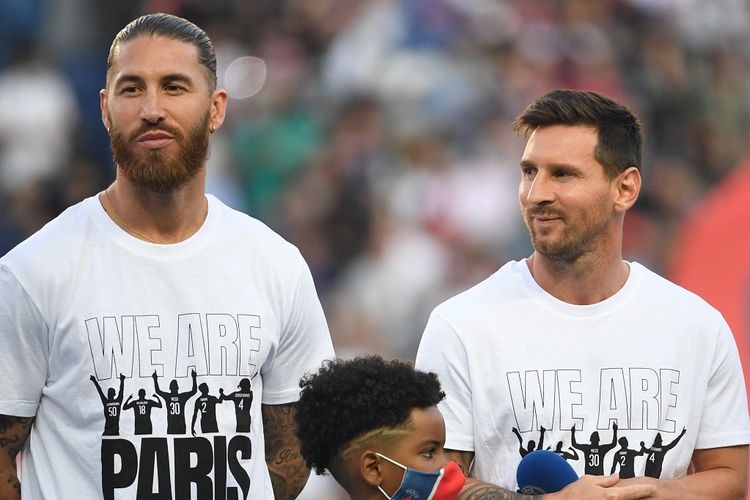 Sergio Ramos (kiri) dan Lionel Messi saat diperkenalkan sebagai pemain Paris Saint-Germain (PSG) dalam seremoni yang digelar menjelang laga Liga Perancis kontra Strasbourg di Stadion Parc des Princes, Paris, 14 Agustus 2021.