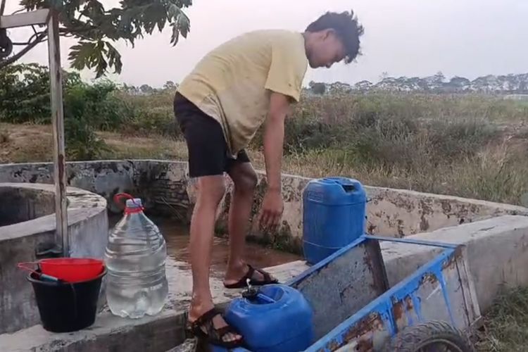 Kemarau Tiba, Warga Slangit Cirebon Antre Ambil Air dari Sumur Desa