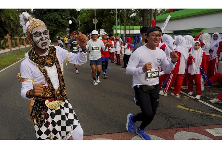 Peserta dari Bank Jateng Borobudur Marathon 2025 yang mendapat dukungan dari warga. 