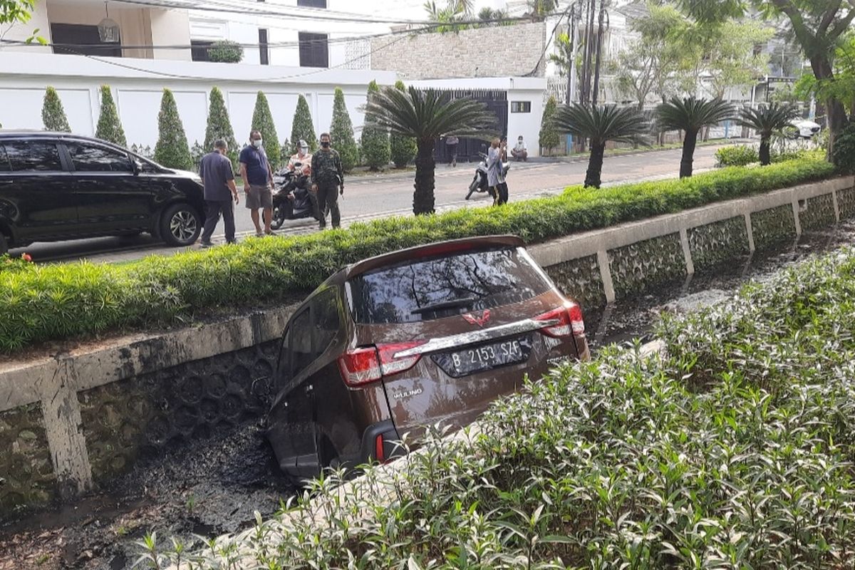 Mobil Wuling bernomor polisi B 2153 SFZ terjebur di saluran air di Jalan Pulomas Raya, Kayu Putih, Pulogadung, Jakarta Timur, Senin (20/9/2021) sore.