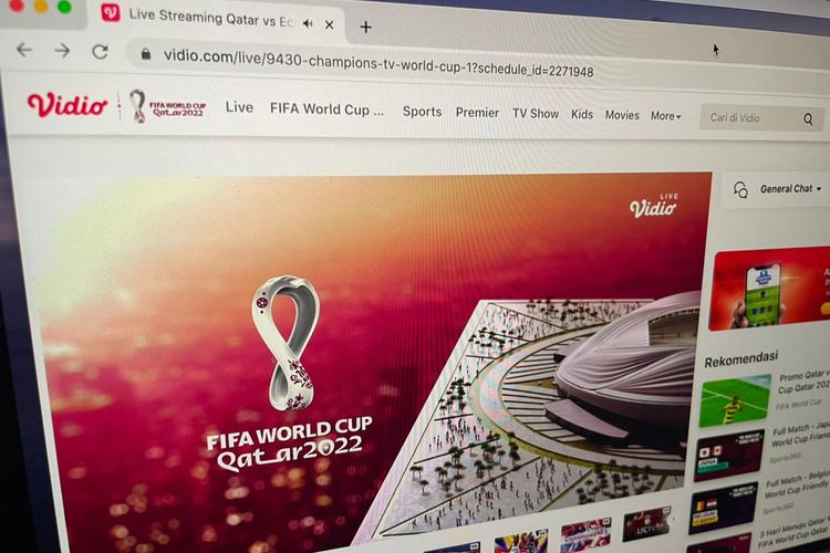 Ilustrasi nonton siaran ulang Piala Dunia 2022 di HP dan laptop melalui Vidio.