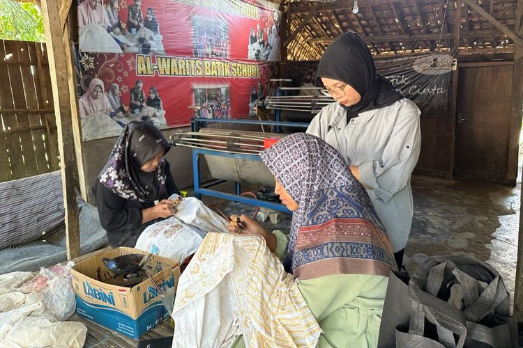 Batik dengan wangi layaknya aromaterapi mungkin belum familiar bagi sebagian masyarakat Indonesia. Produk batik dengan wangi aromaterapi muncul dari sosok pemilik Al-Warits, Warisatul Hasanah (34). Warits, sapaan perempuan lulusan STIE Perbanas Surabaya tersebut membuat inovasi batik aromaterapi untuk memasarkan batik produksi para perajin dari Pulau Madura.