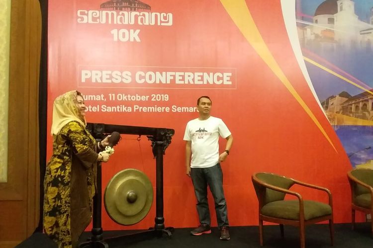 Asisten Administrasi dan Umum Sekda Kota Semarang, Masdiana Safitri bersama Redaktur Pelaksana Harian Kompas Adi Prinantyo di Hotel Santika Semarang, Jumat (11/10/2019). 