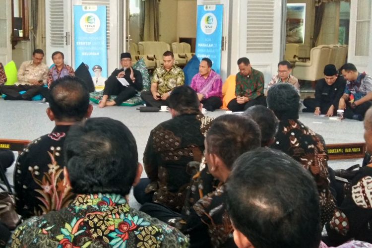 Gubernur Jawa Barat Ridwan Kamil saat menerima perwakilan warga di Gedung Pakuan, Jalan Otista, Bandung, Kamis (21/3/2019) malam. 