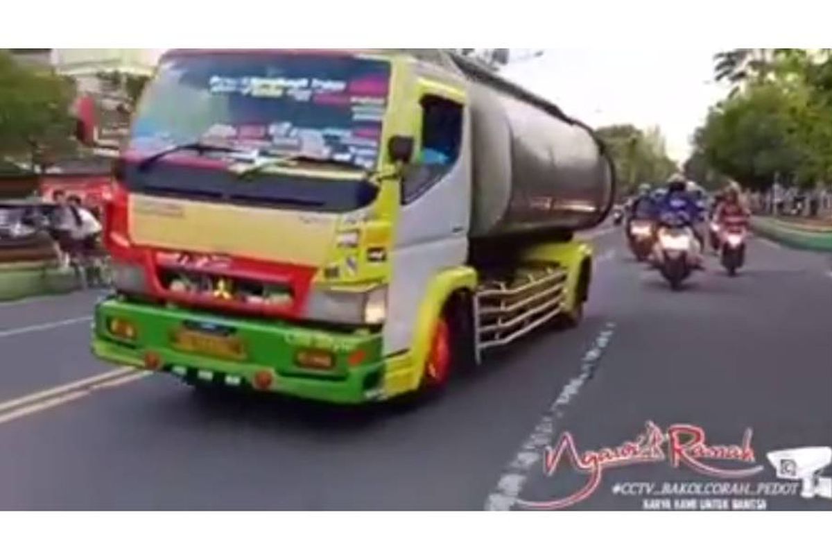 Sebuah video yang menampilkan aksi truk tangki air di Ngawi, Jawa Timur melakukan aksi oleng, viral di media sosial.