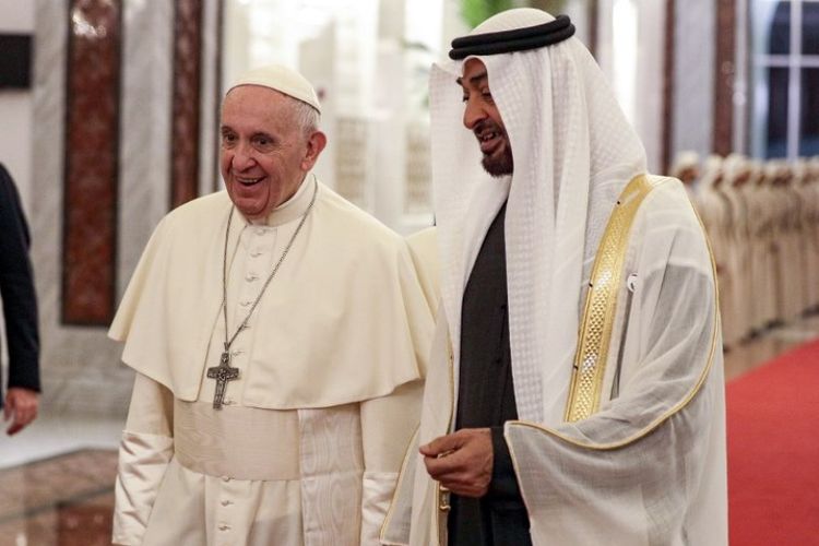 Paus Fransiskus (kiri) disambut oleh Putra Mahkota Abu Dhabi Syeikh Mohammed bin Zayed al-Nahyan (kanan) setibanya di Bandara Internasional Abu Dhabi di Uni Emirat Arah pada Minggu (3/2/2019). (AFP/ANDREW MEDICHINI)