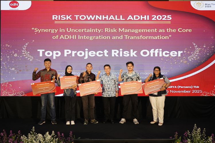 Penyerahan penghargaan ?Risk Awards? kepada risk officer terbaik dari seluruh unit kerja ADHI Karya dalam acara Risk Townhall 2025, Rabu (5/11/2025).