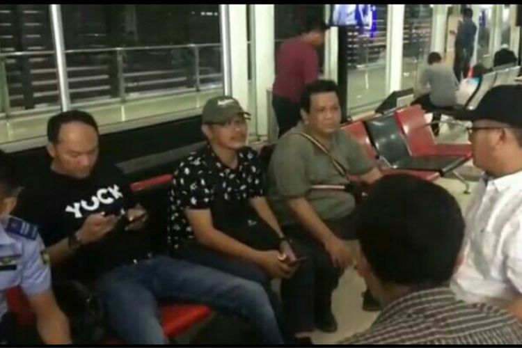 Tim eksekutor saat mengamankan Deki Bermana (pakai topi baju hitam) yang merupakan terpidana kasus korupsi dan TPPU BBM ilegal senilai Rp1,3 triliun.