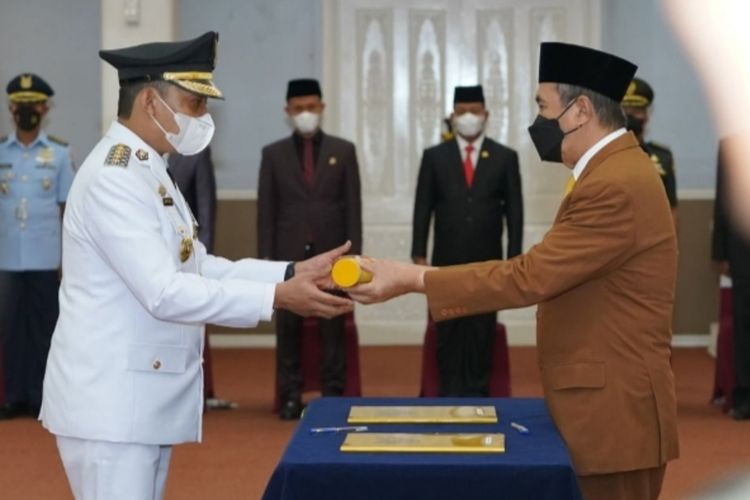 Gubernur Riau, Syamsuar saat melantik Pj Wali Kota Pekanbaru, Muflihun, Senin (23/5/2022).