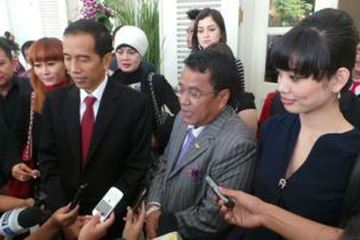 Gubernur DKI Jakarta Joko Widodo menerima sejumlah selebritis di Balaikota, Senin (23/9/2013). Salah satunya adalah penyanyi dangdut sekaligus pengusaha karaoke keluarga, Inul Daratista.