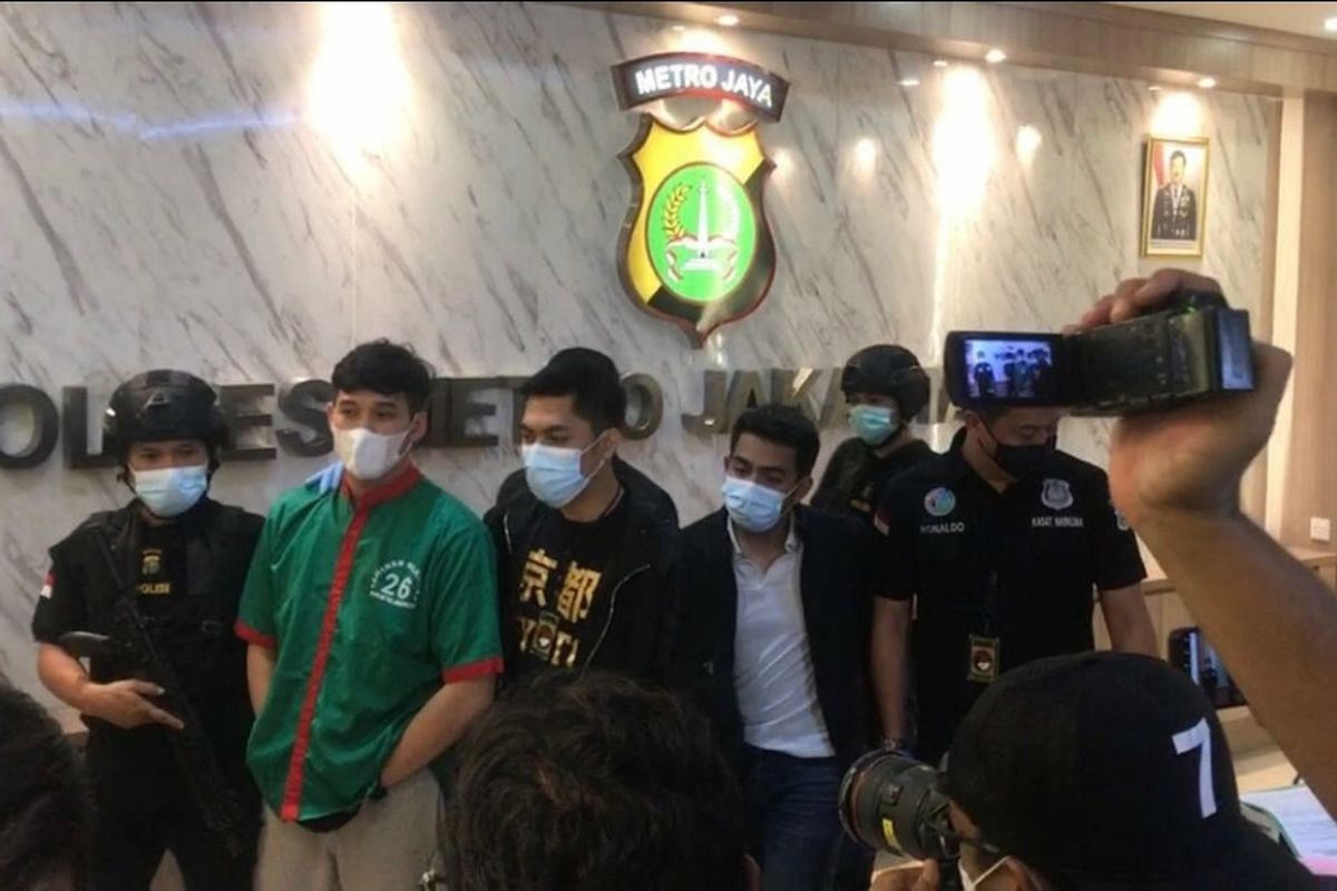 Suami Nindy Ayunda, Askara Parasady Harsono (baju hijau) dalam jumpa pers kasus narkoba di Polres Metro Jakarta Barat, Selasa (12/1/2021)