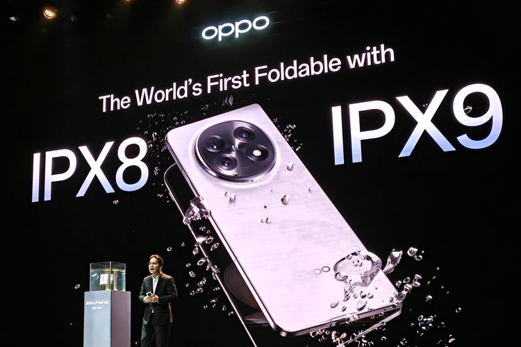 Chief Marketing Officer Oppo Infonesia, Patrick Owen menjelaskan fitur anti air Oppo Find N5 di atas panggung peluncuran Oppo Find N5 di Indonesia di Ciputra Artpreneur, Jakarta Selatan, Rabu (30/4/2025)