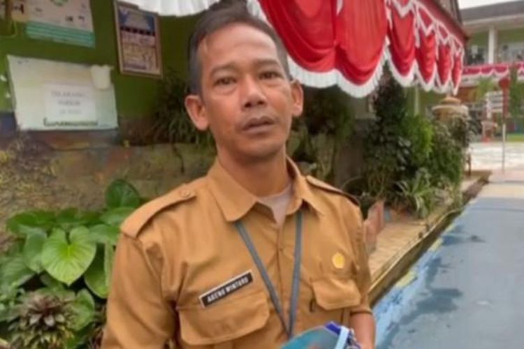 Satpam SMPN 1 Prabumulih, Ageng, yang sebelumnya dikeluarkan dari sekolah karena menegur anak Wali Kota  Prabumulih, kembali bertugas, Rabu (17/9/2025 


