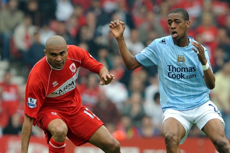 Afonso Alves (kir) berduel melawan Gelson Fernandes (kanan) pada laga pekan ke-38 Liga Inggris musim 2007-2008 di Stadion Riverside, 11 Mei 2008.