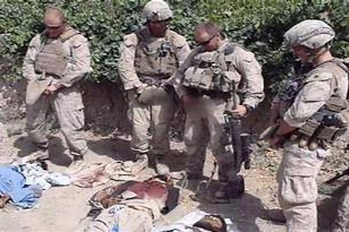 Cuplikan gambar video yang beredar di internet yang memperlihatkan empat orang berseragam Korps Marinir AS tengah mengencingi tiga sosok mayat yang tergeletak di depan mereka. 