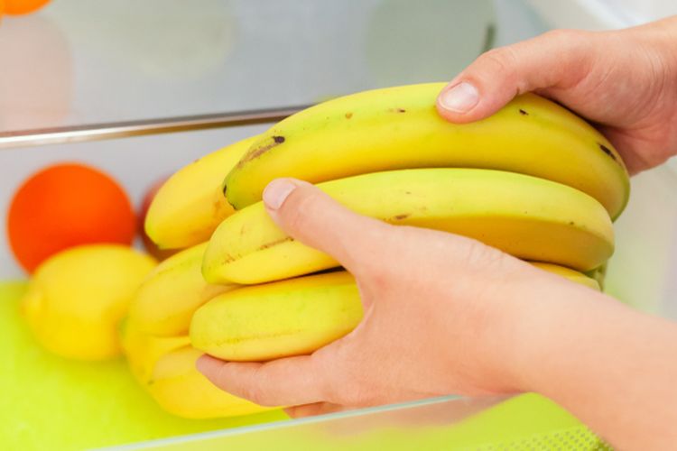 Ilustrasi menyimpan pisang di kulkas.