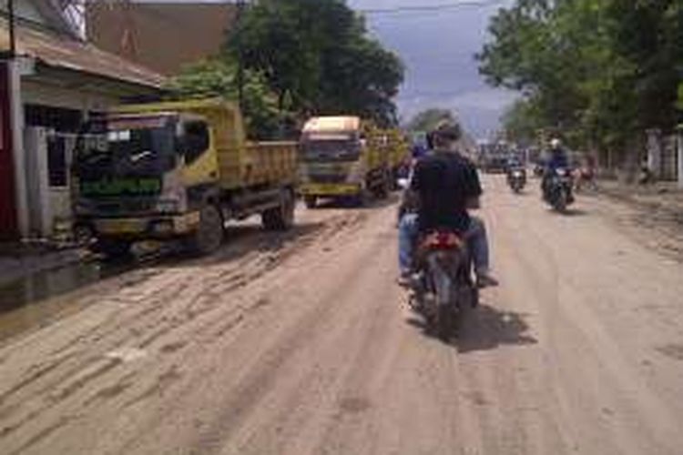 Pasca banjir bandang, sejumlah ruas jalan di Kota Bima mulai diselimuti debu. Seperti yang terpantau di jalan Soekarno Hatta, Kamis (29/12/2016), debu mulai bermunculan hingga menyebabkan aktivitas warga berlalulintas menjadi terganggu.