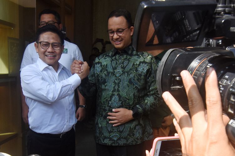 Ketua Umum Partai Kebangkitan Bangsa (PKB) yang juga cawapres Muhaimin Iskandar (kiri) bersalaman bakal calon presiden Koalisi Perubahan Anies Baswedan (kanan) saat tiba di kantor DPP PKB, Jakarta, Senin (11/9/2023). Pertemuan tersebut membahas rapat pemenangan bersama pengurus DPP PKB. ANTARA FOTO/Indrianto Eko Suwarso/Spt.