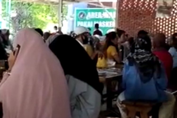 Video suasana restoran di Padang yang ramai pengunjung tanpa protokol kesehatan.