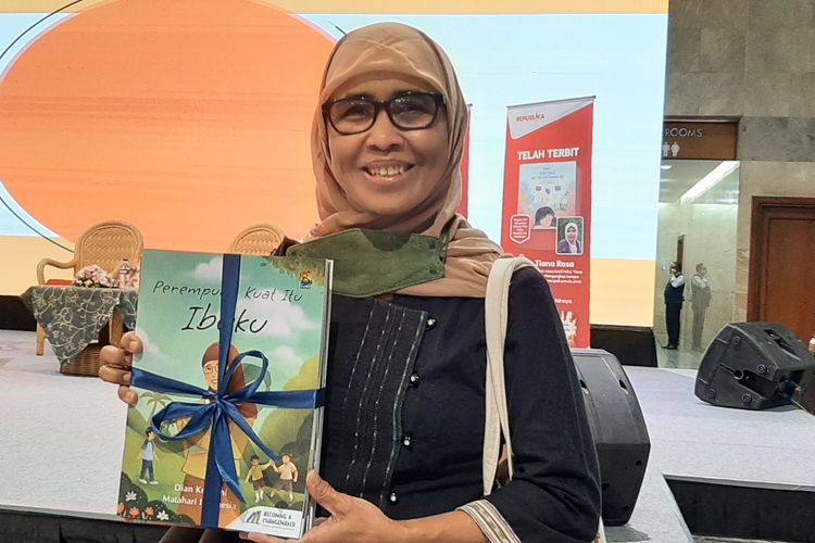 Ashoka South East Asia Regional Director, Nani Zulminarni merupakan tokoh pembaharu buku berjudul Perempuan Kuat itu Ibuku