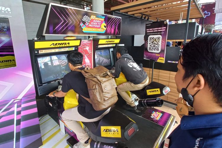 Permainan simulator balap di Indonesia International Motor Show (IIMS) 2023