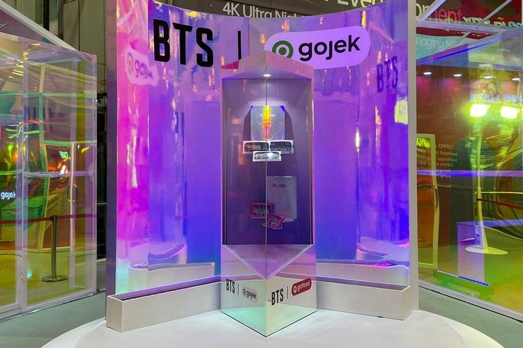 Gojek berkolaborasi dengan boyband Korea BTS menghadirkan instalasi seru bagi para Army di Indonesia, di Mall Gandaria City Jakarta 