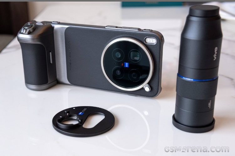 Vivo menyediakan kit fotografi berpa extender lensa telefoto 2,35x yang dijual terpisah.