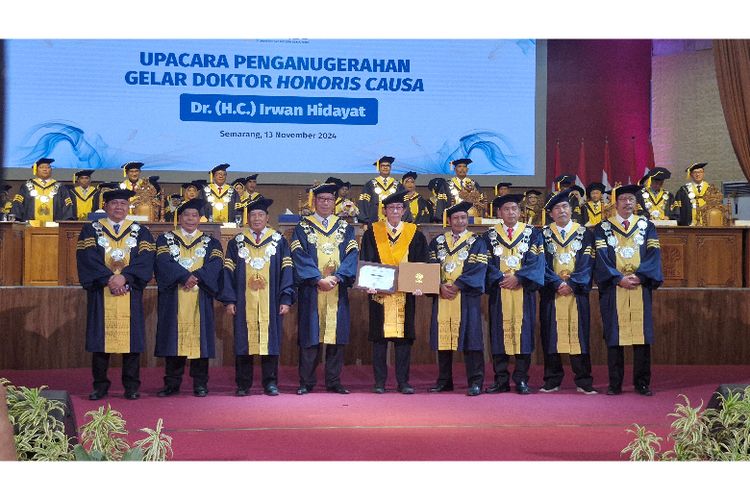 Penyerahan gelar kehormatan Doktor Honoris Causa di bidang Ilmu Manajemen Mutu (Branding) kepada Direktur Sido Muncul Irwan Hidayat di Auditorium Unnes pada Rabu (9/11/2024)