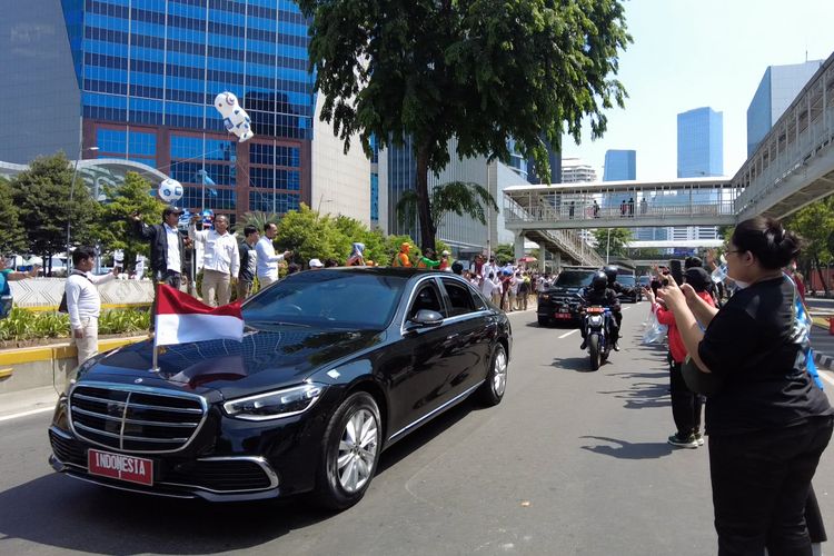 Presiden RI Joko Widodo melintas jalan Semanggi menuju kompleks DPR/MPR RI, Jakarta, Minggu (20/10/2024).