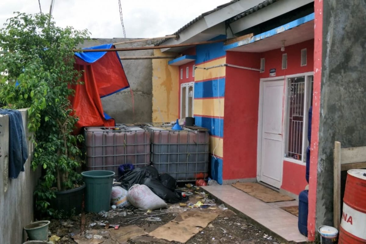 Sebuah rumah diduga tempat produksi oli palsu di Perumahan The Palm Residence, Drsa Sriamur, Kecamatan Tambun Utara, Kabupaten Bekasi, Senin (28/1/2019).