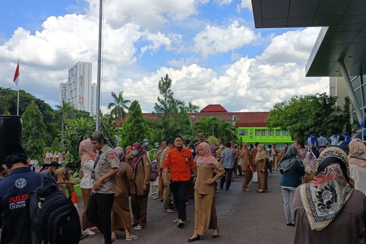 Ratusan PNS Pemkot Kota Bekasi yang berhamburan keluar gedung usai merasakan guncangan gempa bumi, Senin (21/11/2022). Berdasarkan cuitan BMKG dalam akun Twitter resminya, gempa tersebut memiliki kekuatan 5,6 skala richter dengan titik gempa berada di wilayah Cianjur, Jawa Barat.