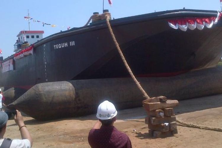 Kapal hooper bager atau kapal keruk Teguh III berkapasitas 500 meter kubik buatan putra Pekalongan, Jumat (4/9/2015). Kapal ini diluncurkan oleh Gubernur Jateng Ganjar Pranowo, yang bisa digunakan untuk mempercepat normalisasi sungai maupun waduk.