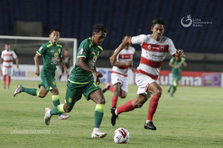 Pemain muda Persebaya Surabaya Supriadi (kiri) dijaga ketat pemain Madura United Andik Rendika Rama pada laga kedua babak penyisihan Grup C yang berakhir dengan skor 1-2 di Stadion Si Jalak Harupat Bandung, Minggu (28/03/2021) malam.