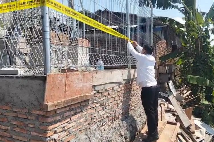 Satpol PP Semarang Segel Tower Ilegal di Tandang Usai Viral di Medsos