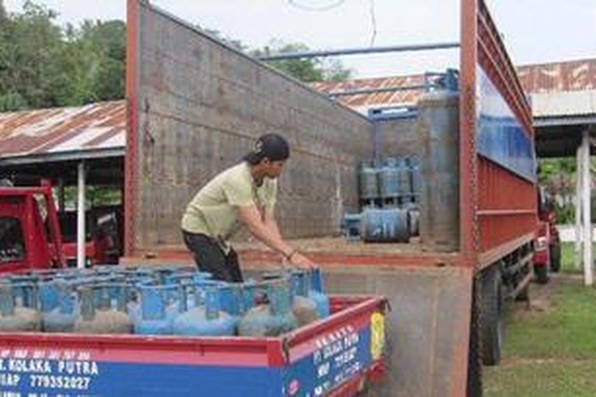 Aktivitas bongkar muat gas elpiji di gudang distributor Kolaka Putra