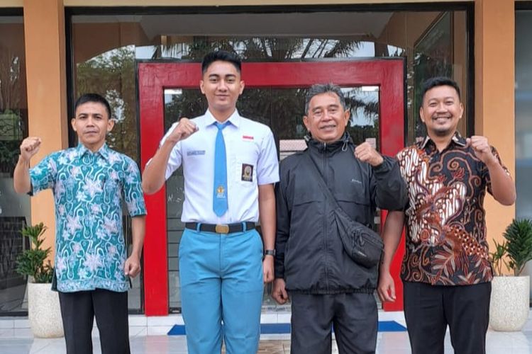 Muhammad Raihan saat foto bersama dengan guru dan pendampingnya di ekstrakurikuler Paskibra SMKN 1 Kepanjen.