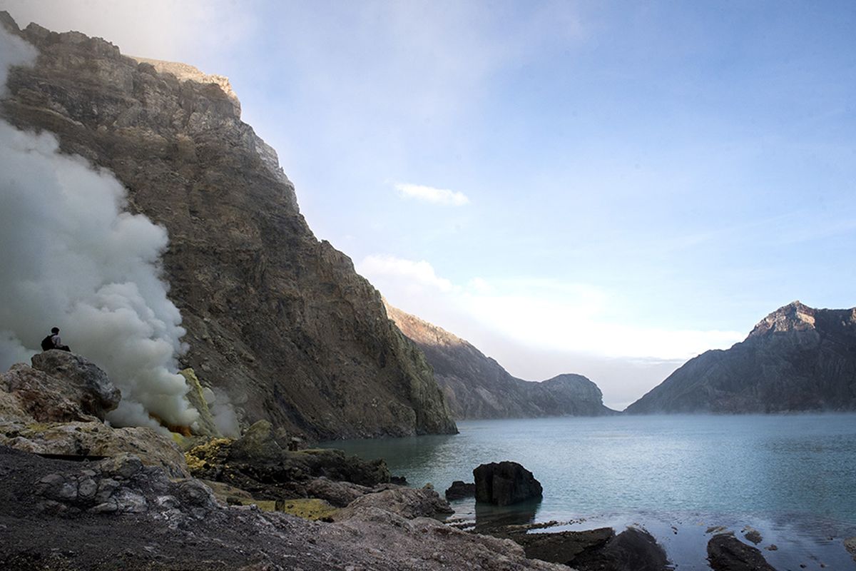 Wisatawan menikmati pemandangan danau kawah gunung Ijen, Banyuwangi, Jawa Timur, Sabtu (23/6/2018). Kawah Ijen dengan kedalaman 200 meter menjadi salah satu dari dua lokasi di dunia yang memiliki fenomena api biru selain Islandia, membuat Ijen menjadi tujuan utama pendaki dari berbagai pelosok negeri hingga mancanegara.