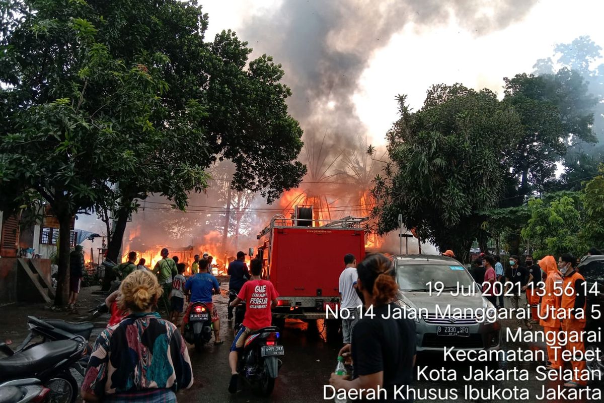 Kebakaran di kawasan tempat tinggal di pinggir kali Ciliwung, Manggarai, Jakarta Selatan, Senin (19/7/2021) 