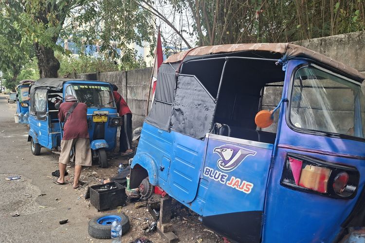 Dulu Dicari, Kini Sepi: Pitstop Bajaj Biru Jakarta Jadi Saksi Bertahannya Para Sopir Tua