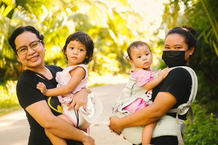 Ilustrasi para ibu dan anaknya.