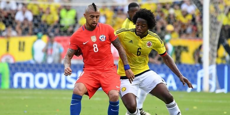 Gelandang Cile, Arturo Vidal (kiri), berduel dengan gelandang Kolombia, Carlos Sanchez, dalam laga kualifikasi Piala Dunia 2018 Zona Conmebol, di Estadio Metropolitano Roberto Melendez, Kamis (10/11/2016) waktu setempat.