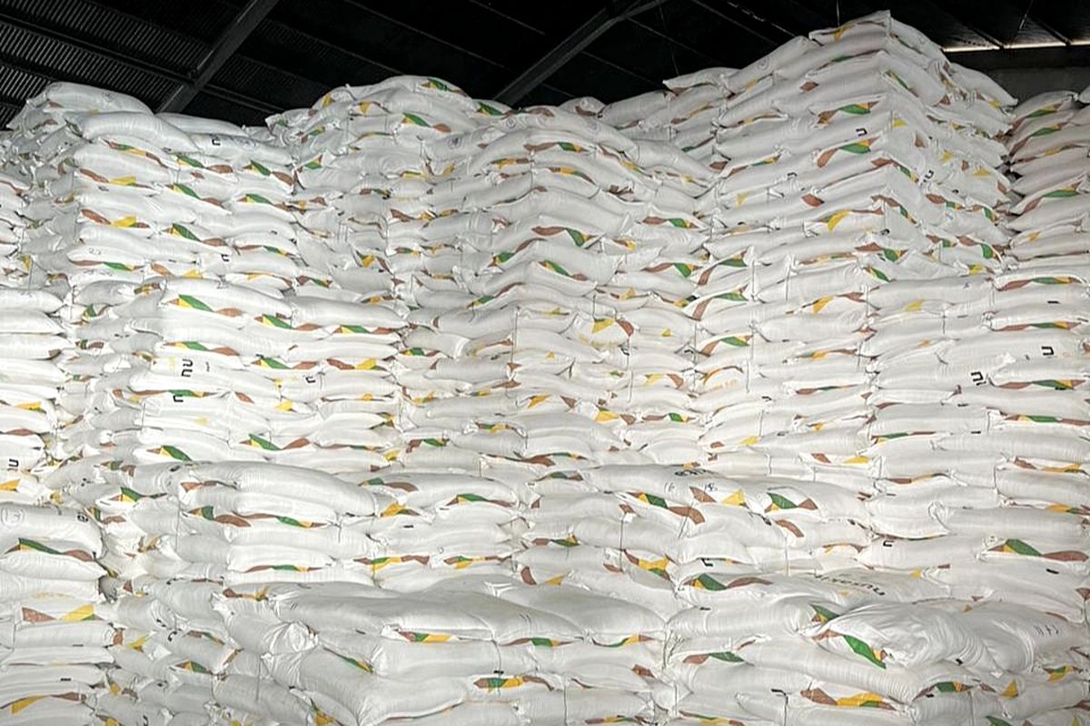 Tumpukan gula petani di gudang Pabrik Gula Semboro Kabupaten Jember, Jawa Timur.