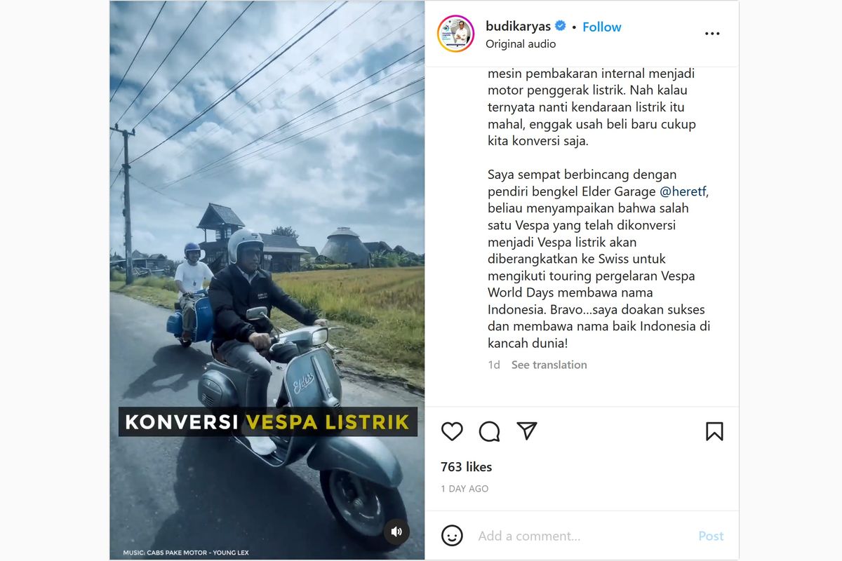 Menteri Perhubungan Budi Karya Sumadi menjajal Vespa listrik hasil konversi yang dibuat Elders Garage di Mengwi, Bali. 