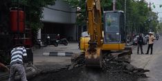 Pemkot Semarang Mulai Betonisasi Jalan Bergelombang di Shelter BRT Jalan Pemuda