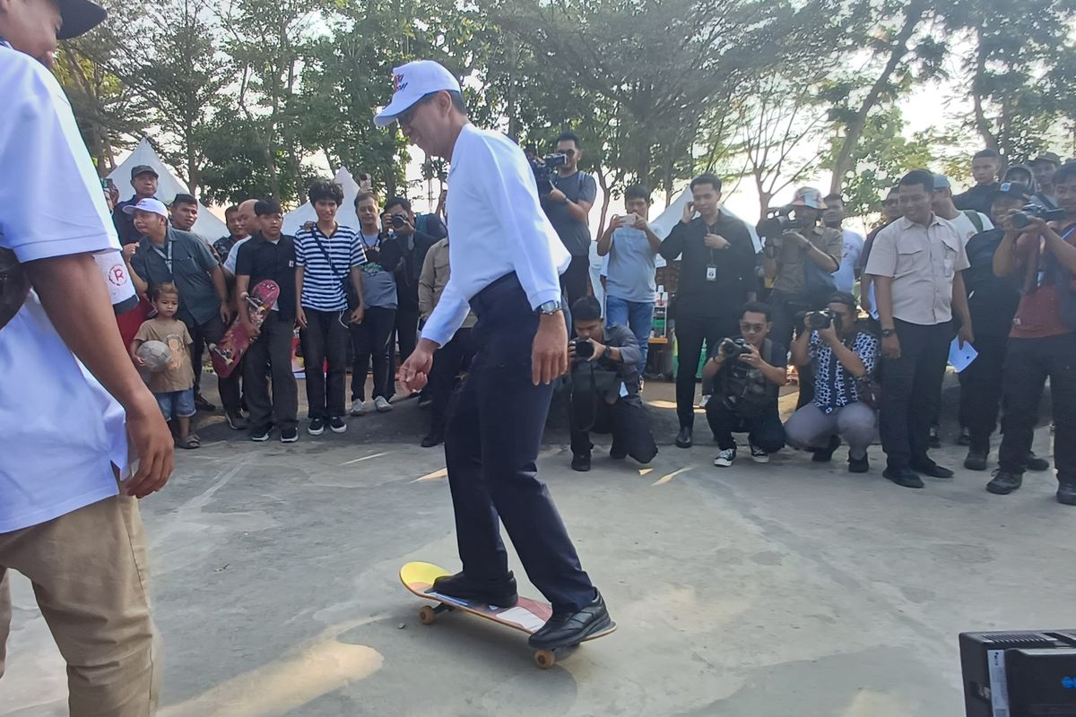 Pj Gubernur DKI Jakarta Heru Budi Hartono bermain skateboard saat meninjau RPTRA Kalijodo, Jakarta Barat, Sabtu (16/9/2023).
