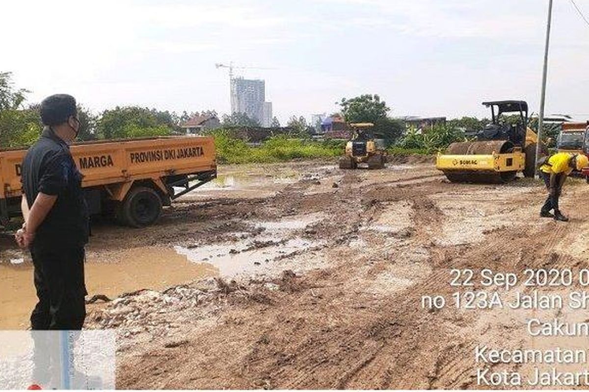 Foto pengurukan dua hektar lahan di TPU Rorotan, Kelurahan Rorotan, Kecamatan Cilincing, Jakarta Utara yang disiapkan untuk menjadi lokasi makam khusus Covid-19. 